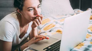 Эту ошибку при работе с ноутбуком совершает каждый человек: из-за этой привычки ломается техника