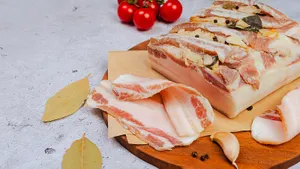 Мой ленивый способ засолить сало: получается вкусным и пропитывается специями