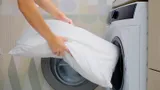 Рассказываю, как стирать любые подушки в стиральной машинке: станут как новые и точно не испортятся