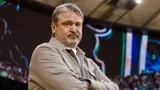 Газизов о запрыгнувшем на стол Евсееве: «Он разносторонний человек — умеет шутить, работать, перфомансы выдавать»
