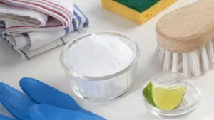 Использую обычную соль для уборки: отмывает все застарелые загрязнения, лучше любой химии