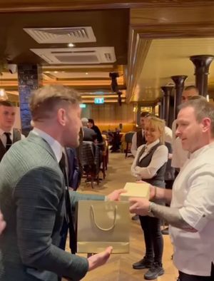 Aşpazına "Rolex" aldı, yenə tənqid olundu - FOTO 2 Aşpazına "Rolex" aldı, yenə tənqid olundu - FOTO