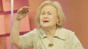Донцова на «Женском форуме»: собака в постели важнее мужа, рисунки лезвием на руках и никакого брака из-за «неволи»