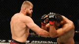 Поляк Блахович сломал сопернику нос и стал новым чемпионом UFC. До него в полутяжах 9 лет правили Джонс и Кормье