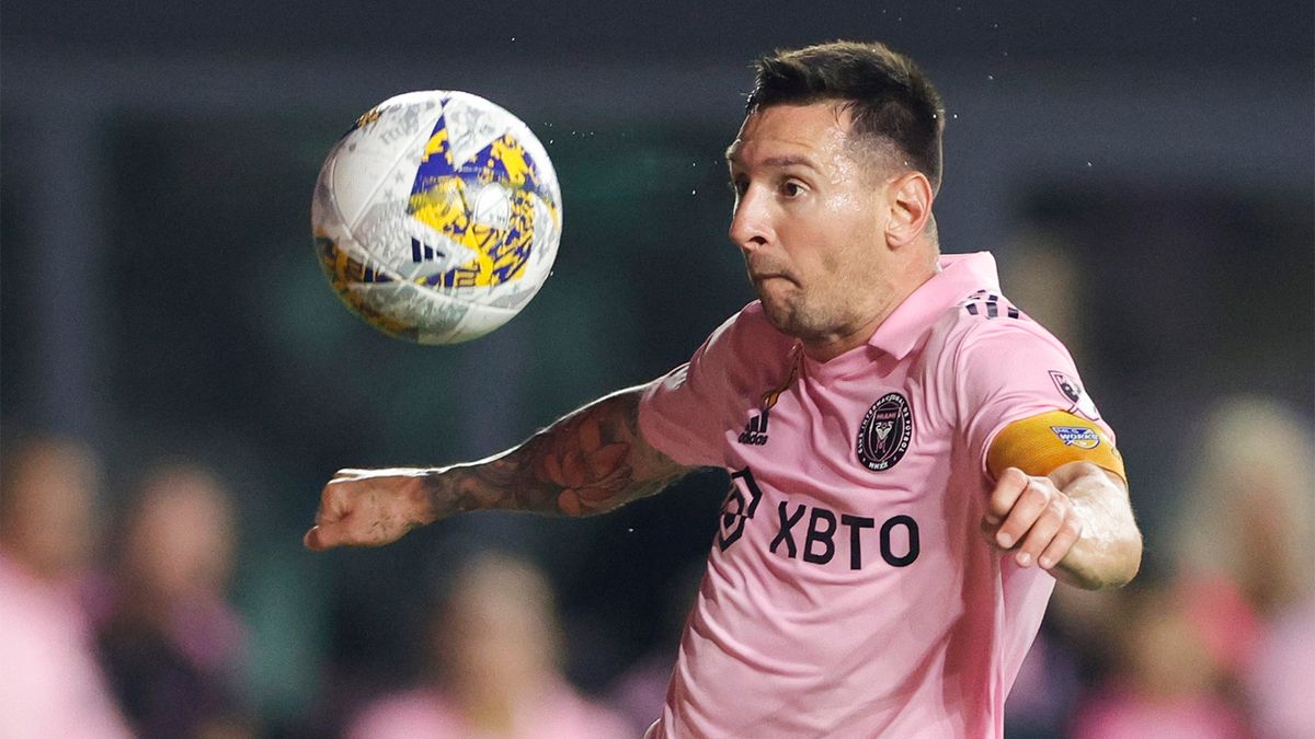 Голы Месси и Суареса спасли «Интер Майами» от поражения в первом матче на новой арене