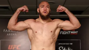 Русский бразилец выходит под «Матушку» и бьет рекорды в UFC. Уокера ждет бой с громилой из Шотландии