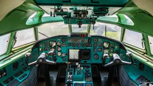 Теперь понятно, почему в СССР кабины самолетов красили в бирюзовый цвет: в этом был практический смысл