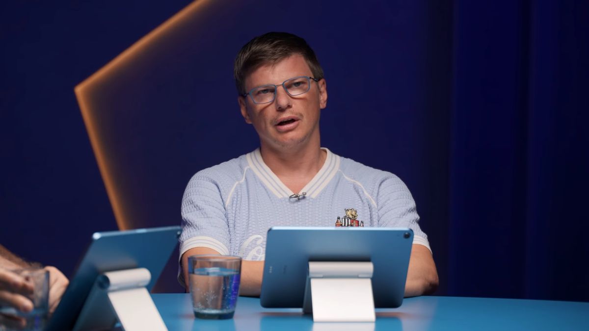 Аршавин попал в курьезную ситуацию в Испании: «Приехали в Сан-Себастьян, чтобы 17 Pro Max помыть» — видео