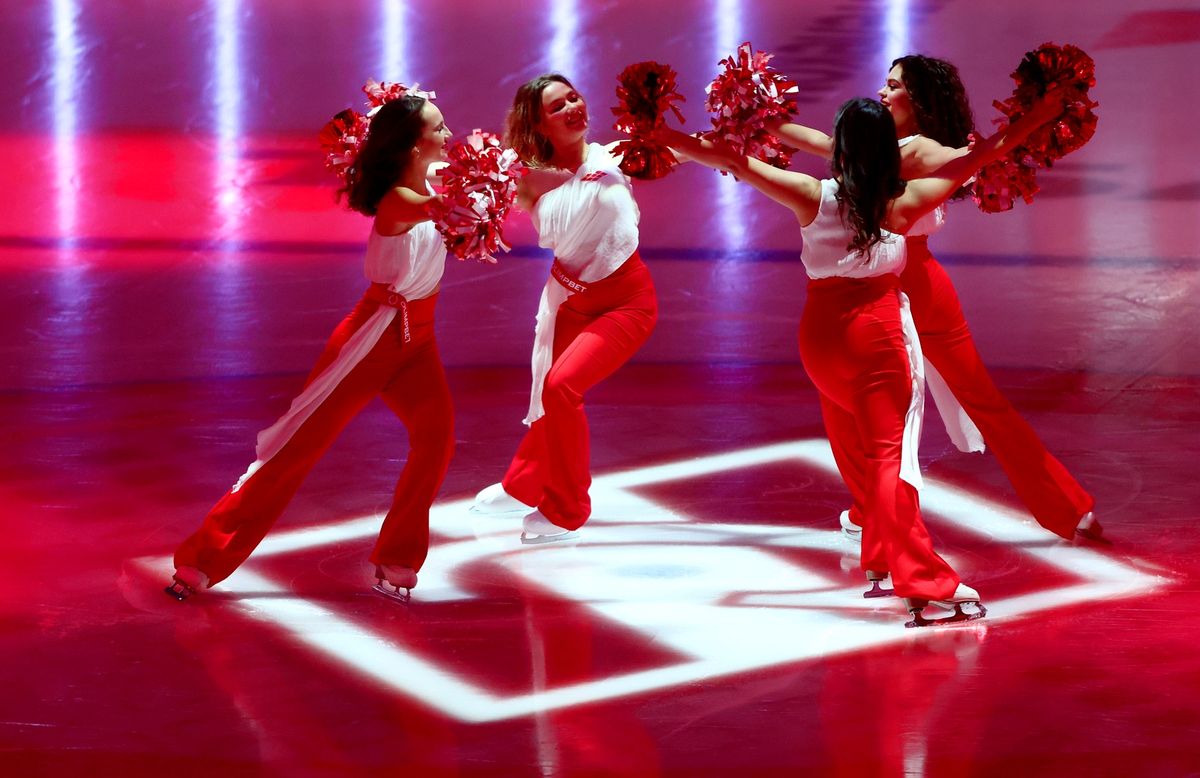 Жесткая бойня на льду, «Деревня дураков» и звезды футбола на трибунах. Фотогалерея матча «Спартак» — ЦСКА