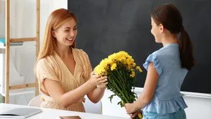 Какие цветы дарить на День учителя: бюджетные варианты на любой кошелек