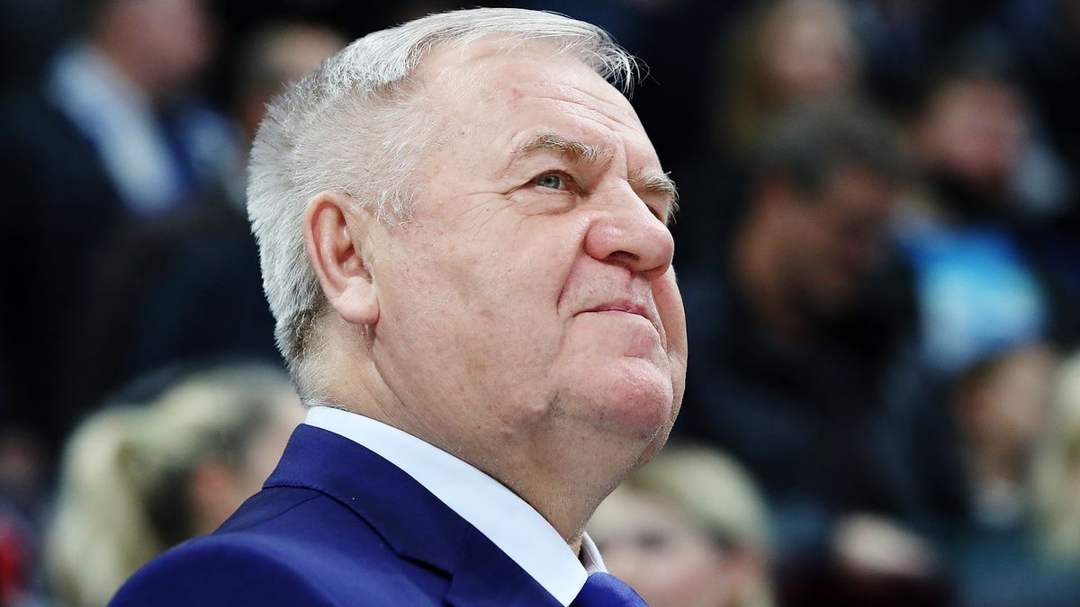 Шайба угодила в голову тренеру «Сочи» Крикунову во время матча с «Адмиралом» — видео