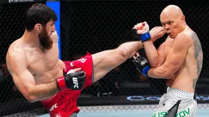 Бывший чемпион UFC из Дагестана закрыл горькое поражение. Анкалаев безжалостно смял топового нокаутера