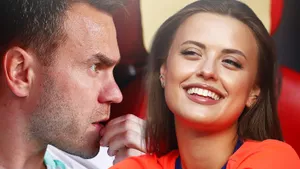 Роскошная фанатка сделала из армейской майки топик, Акинфеев переживал за преемника. Главные фото дерби