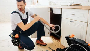 Запах канализации появляется из-за одной трубы: многие про нее забывают — сантехник все рассказал