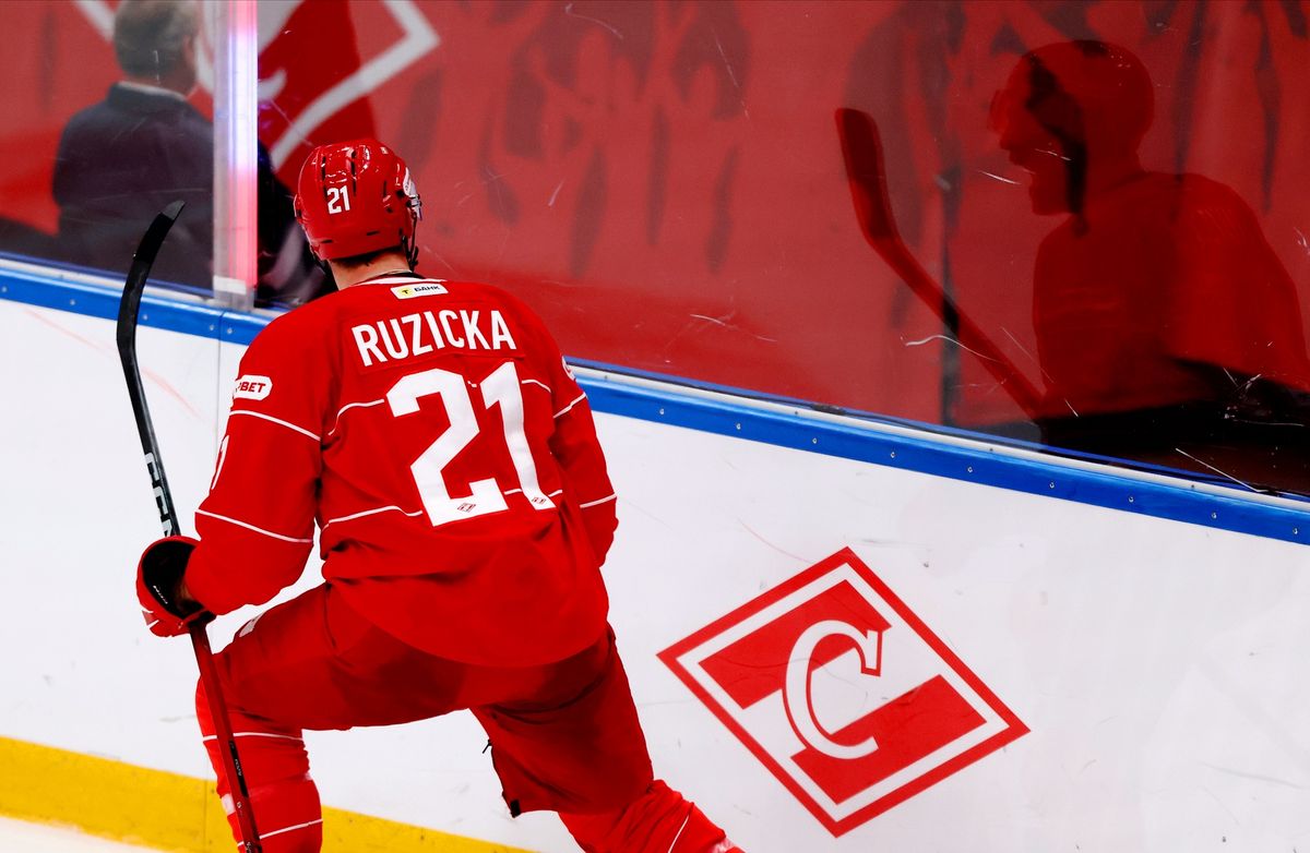 Жесткая бойня на льду, «Деревня дураков» и звезды футбола на трибунах. Фотогалерея матча «Спартак» — ЦСКА