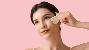 Как сделать красивые скулы и убрать отеки с помощью гуаша: от этих упражнений результат заметен уже через неделю