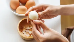 Скорлупа больше не трескается, яйца варятся идеально: совет повара избавил меня от мучений