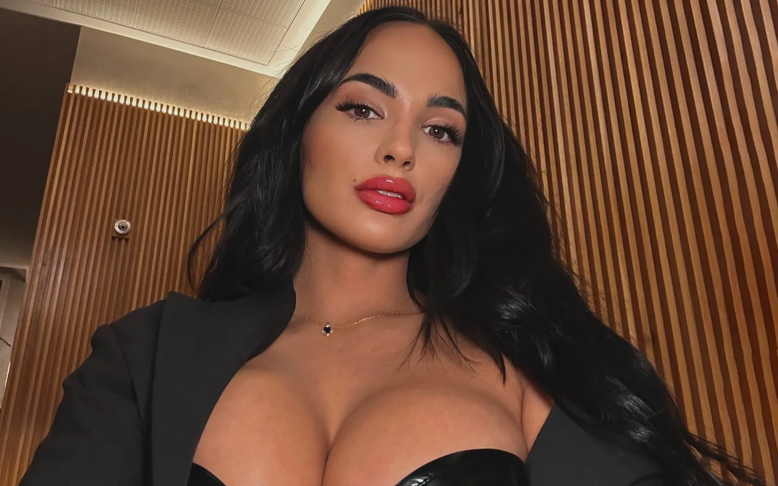 Ақымақ әйелдермен жыныстық қатынас Орысша онлайн порно: колготки және шұлықтар