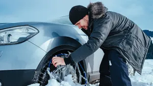 Цепи противоскольжения для колес авто — бесполезный аксессуар или реально помогают зимой: разобрали плюсы и минусы