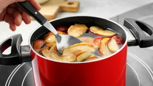 И пяти банок будет мало — настолько вкусный осенний компот: варится 10 минут, рецепт раздала подругам