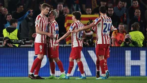 «Атлетико» в гостях победил игравшую вдесятером весь второй тайм «Барселону» 