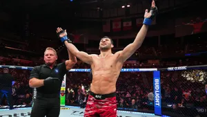Жесткий осетин уничтожает всех подряд в UFC — теперь уснет голландец. Прогноз на Азамат Бекоев — Юсри Белгаруи