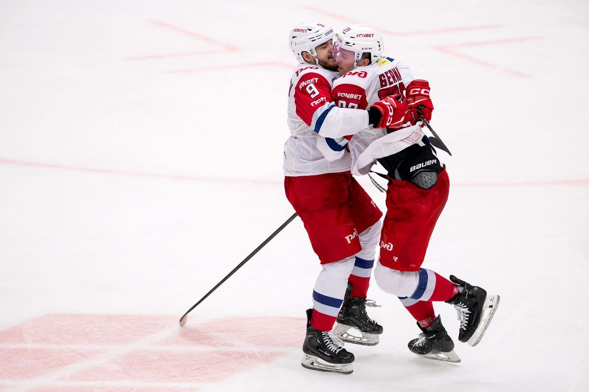 Кулачное побоище после сирены, горячая красавица на льду, поросята на трибуне! «Спартак» — «Локомотив»: фото