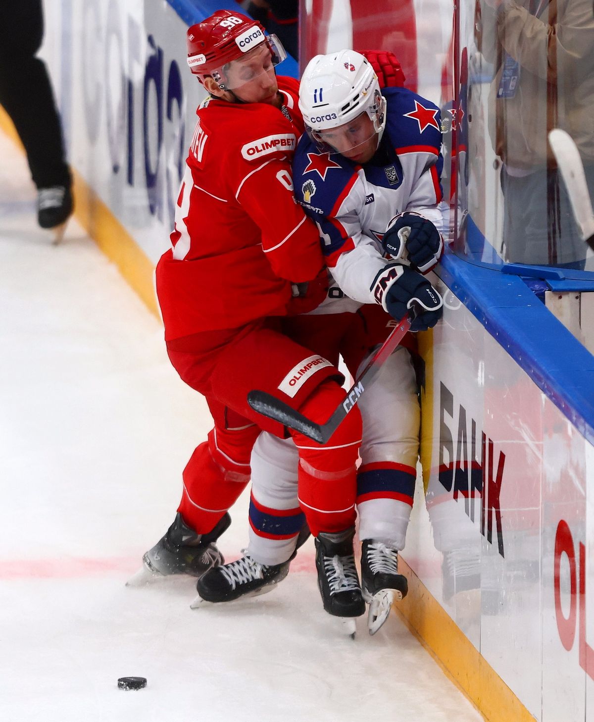 Жесткая бойня на льду, «Деревня дураков» и звезды футбола на трибунах. Фотогалерея матча «Спартак» — ЦСКА