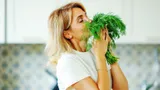 Снижает отеки, облегчает боль, улучшает пищеварение: не проходите мимо этой зелени в магазине