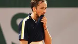 Спорил с судьей, переодевался по ходу матча и исполнил «детскую» подачу. Как закончилась сказка Медведева в Париже