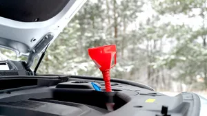 Забытый лайфхак из СССР: можно ли в морозы добавлять бензин в масло