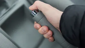 Зимой нельзя использовать ручник: правда или миф?