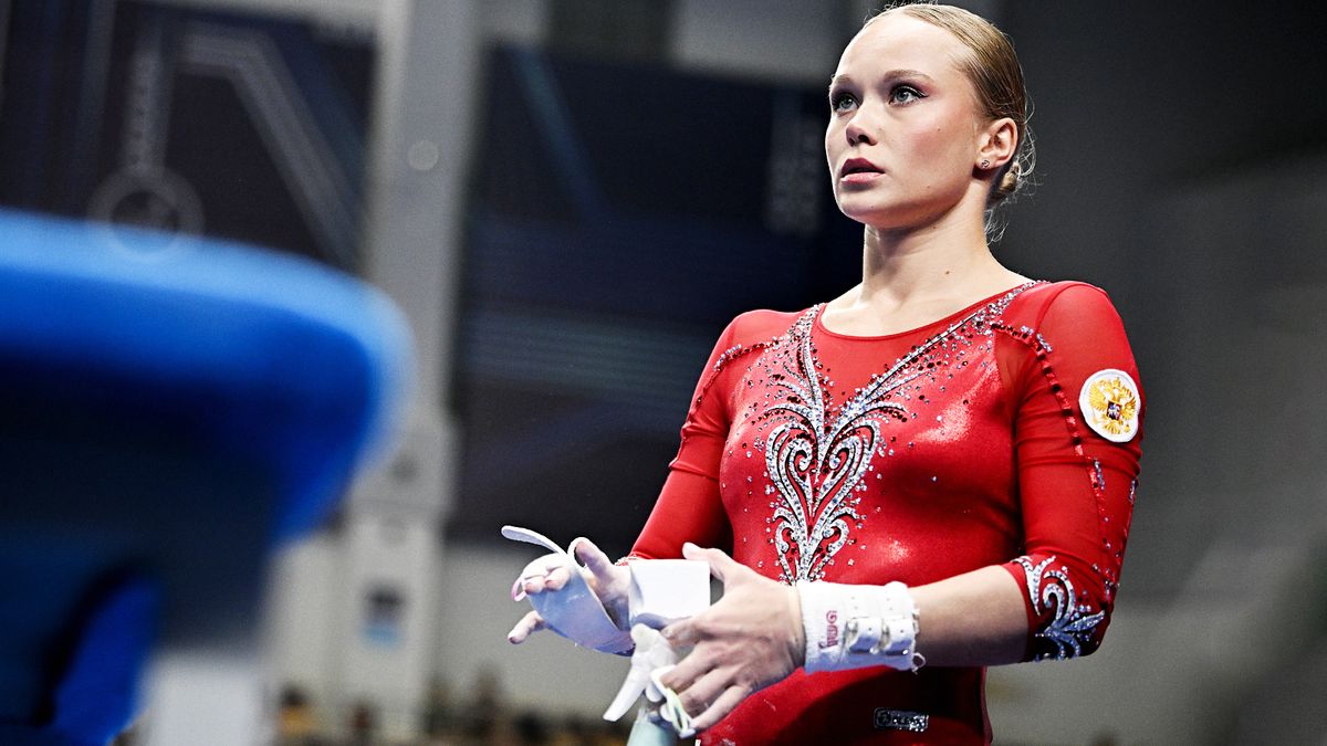 Чемпионка Олимпиады Мельникова упала с бревна, но в борьбе за Кубок России. Фаворитки рубятся не на шутку