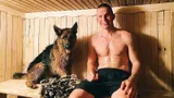 У лучшего лыжника мира Большунова крутая собака: готовит лыжи хозяину, стоит на воротах, как Акинфеев, ходит в баню