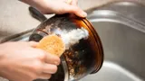 Хотела выкинуть пригоревшую кастрюлю, вспомнила один метод: посуда сверкает, от нагара нет и следа