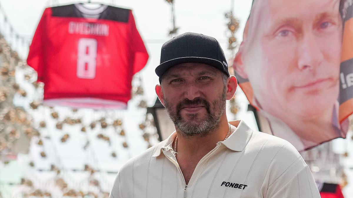 Овечкин захватил столицу России! В честь него украсили главную улицу ЧМ-18 и реконструировали коробку из детства