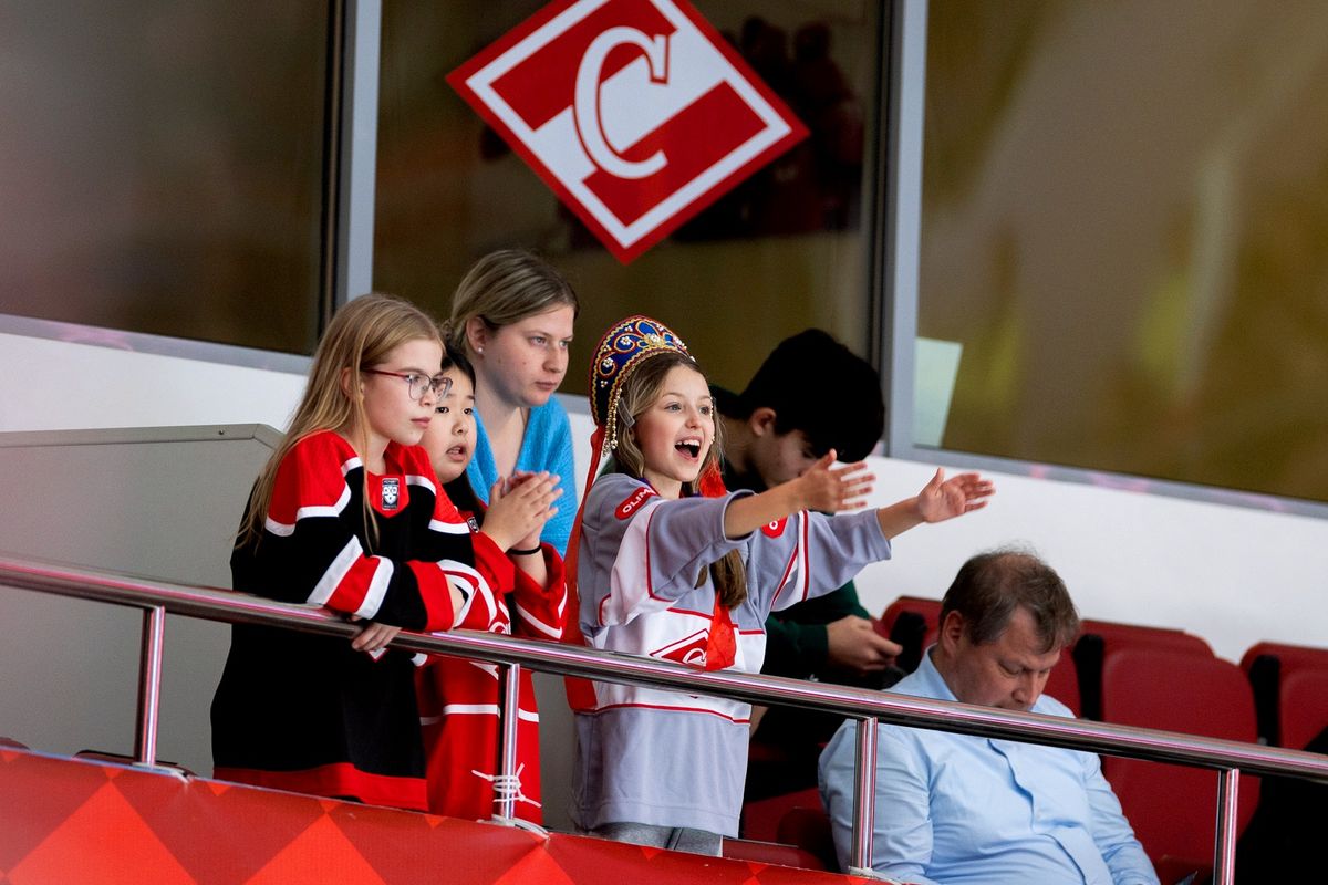 Кулачное побоище после сирены, горячая красавица на льду, поросята на трибуне! «Спартак» — «Локомотив»: фото