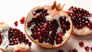 Укрепляет иммунитет и повышает гемоглобин: несколько причин начать есть гранат