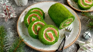 Простая закуска для праздничного стола: рецепт шпинатного рулета с красной рыбой и творожным сыром