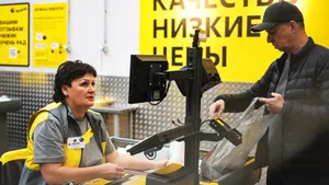 Эту ошибку на кассе магазина совершает каждый второй: как правильно говорить — «оплата картой» или «по карте»