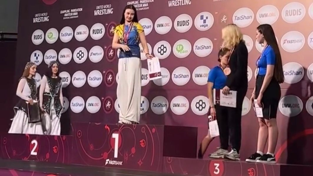 Украинская спортсменка отмахнулась от россиянок на пьедестале чемпионата Европы в Армении