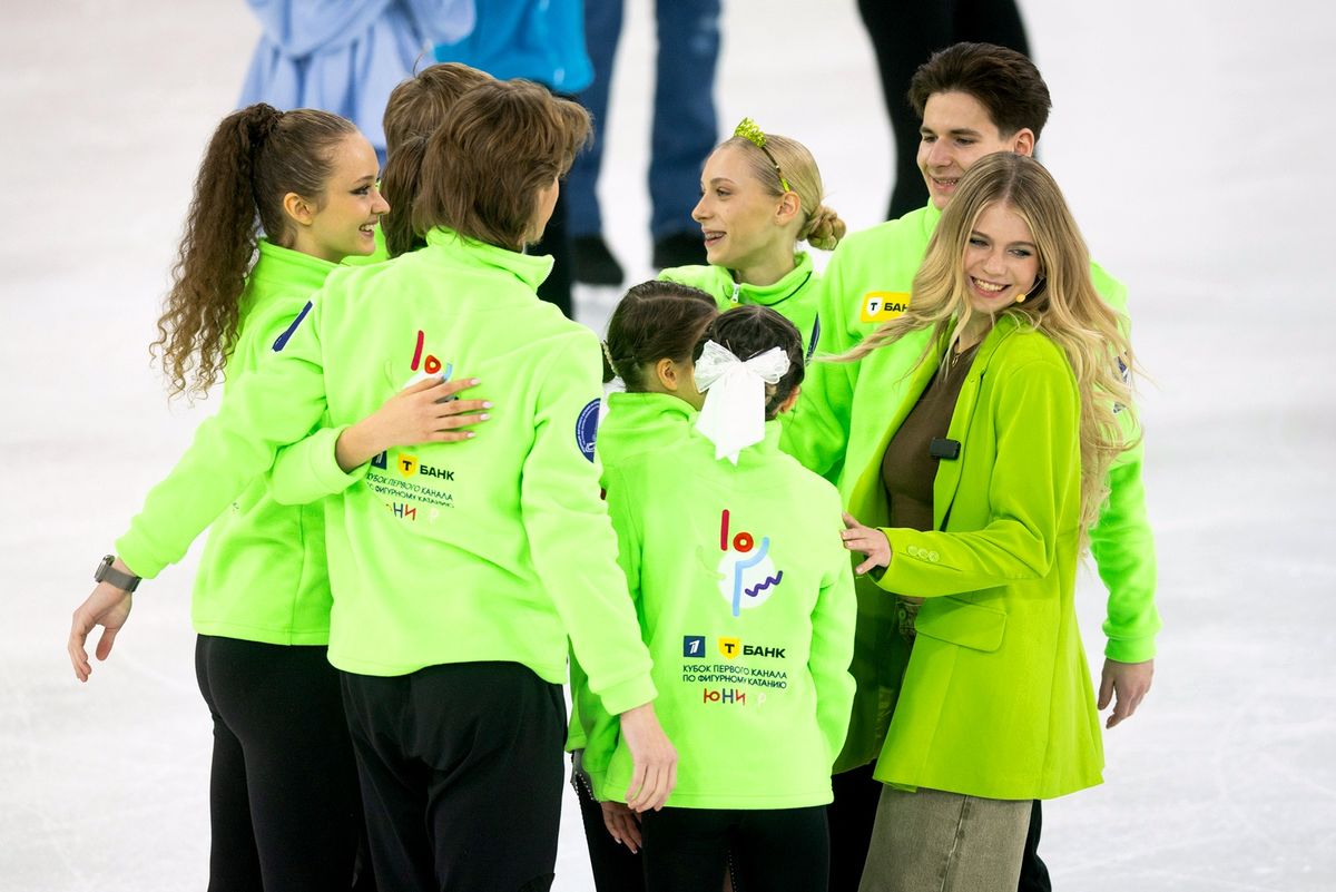 Губки бантиком Щербаковой, синие очки Косторной, Трусова в будоражащем топе. Воссоединение великого трио ТЩК: Фото