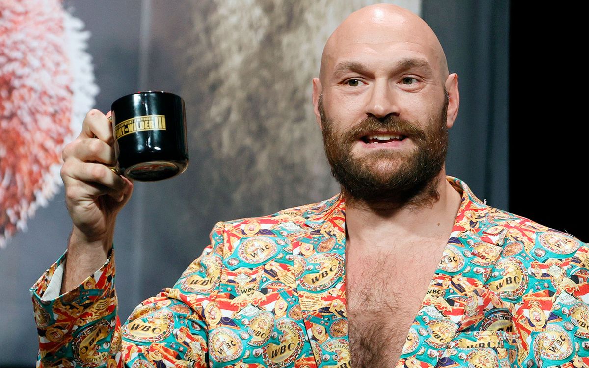 В Британии объяснили странный костюм Фьюри на похоронах Хаттона: «Это дань уважения»