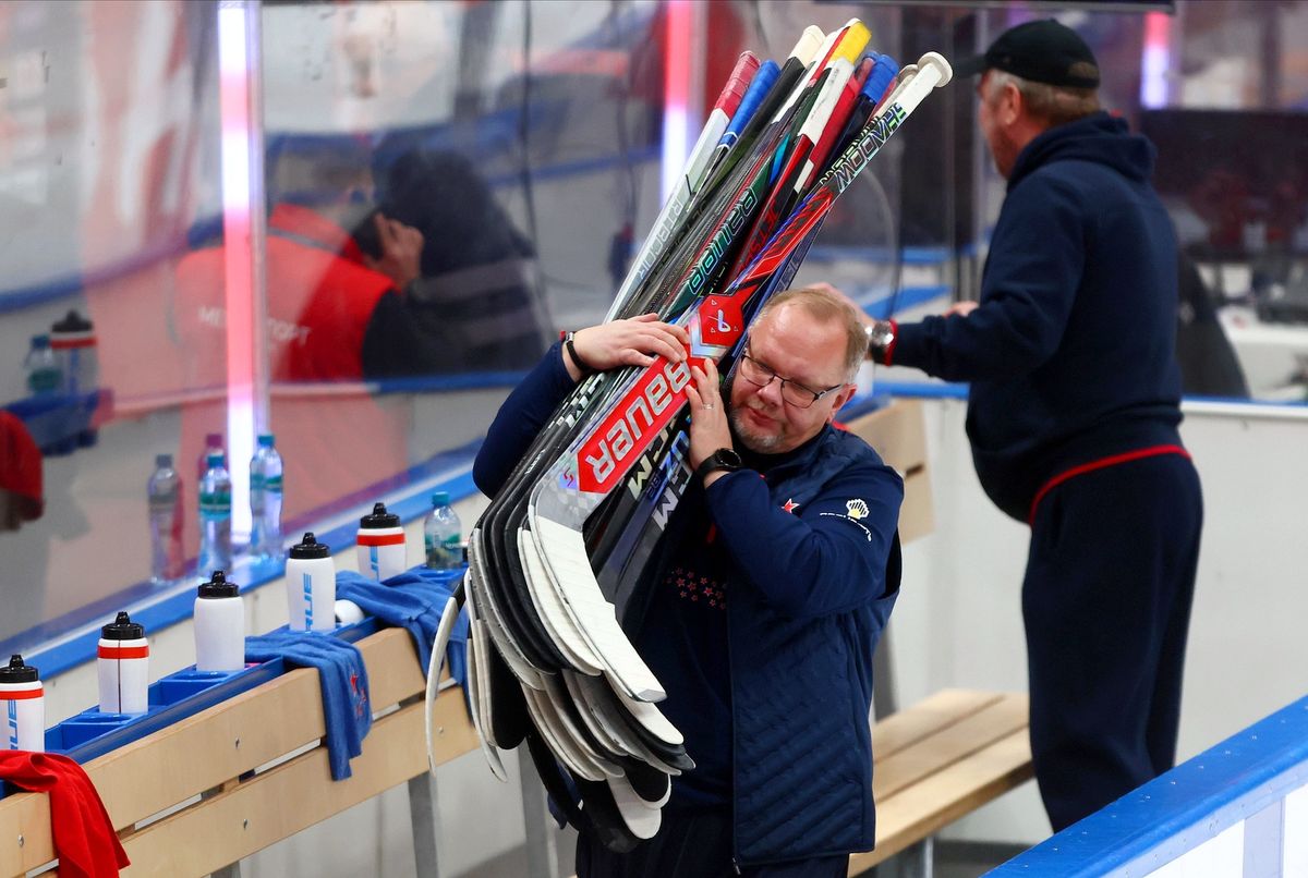 Жесткая бойня на льду, «Деревня дураков» и звезды футбола на трибунах. Фотогалерея матча «Спартак» — ЦСКА