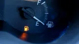 На сколько хватит топлива в баке, если загорелась лампочка