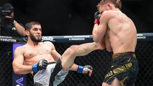 Махачев раздавил Маддалену и стал первым чемпионом UFC в двух весовых из России! Как это было