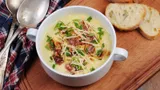 Сытное блюдо со сливочным вкусом: как приготовить сырный крем-суп с беконом