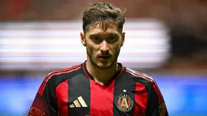 «Алекс — лучший!» Фанаты «Атланты» восторгаются голом Миранчука: россиянин шикарно исполнил штрафной в США