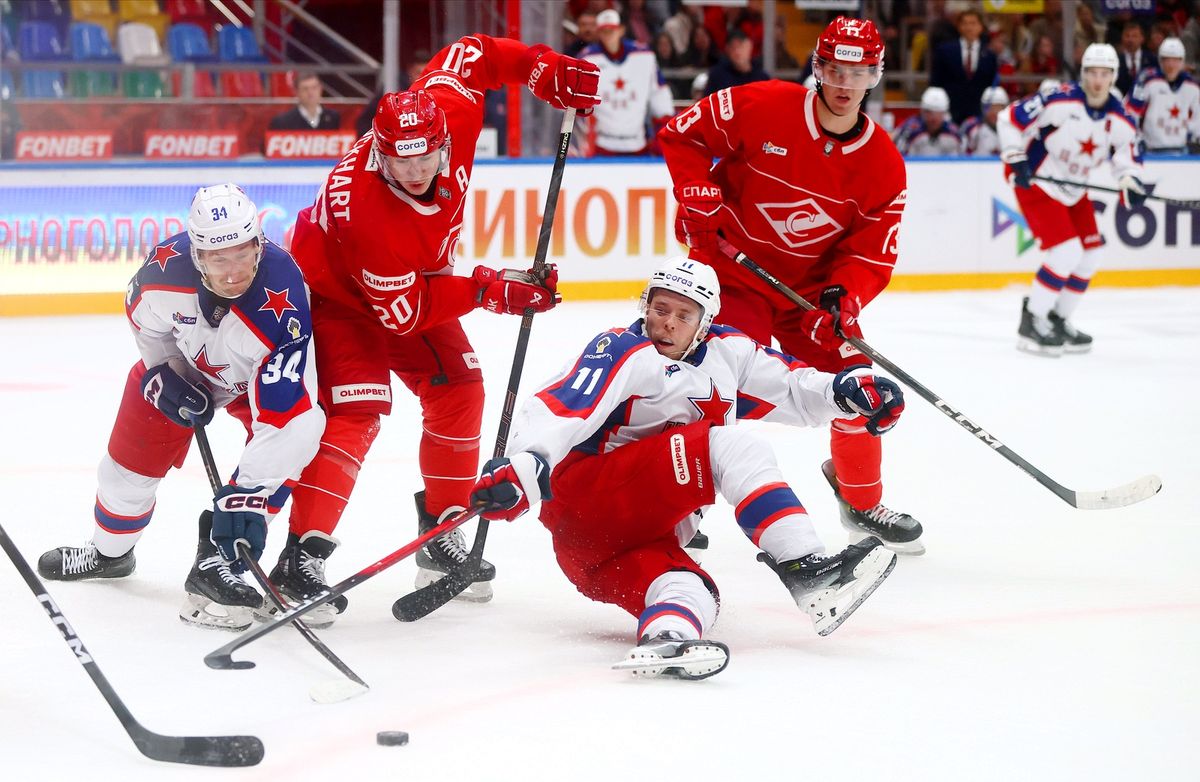 Жесткая бойня на льду, «Деревня дураков» и звезды футбола на трибунах. Фотогалерея матча «Спартак» — ЦСКА