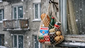 Теперь понятно, зачем в СССР вешали авоськи за окном: в этом был практический смысл